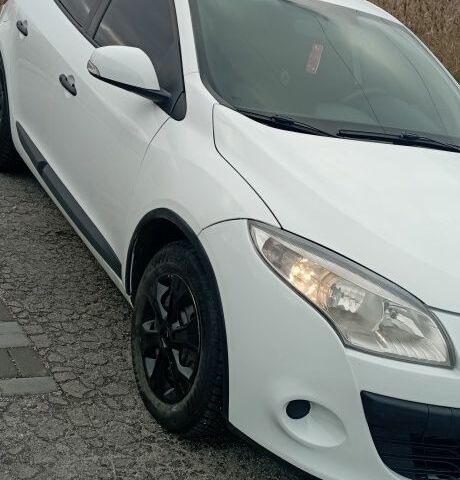 Белый Рено Меган, объемом двигателя 1.5 л и пробегом 225 тыс. км за 6300 $, фото 3 на Automoto.ua