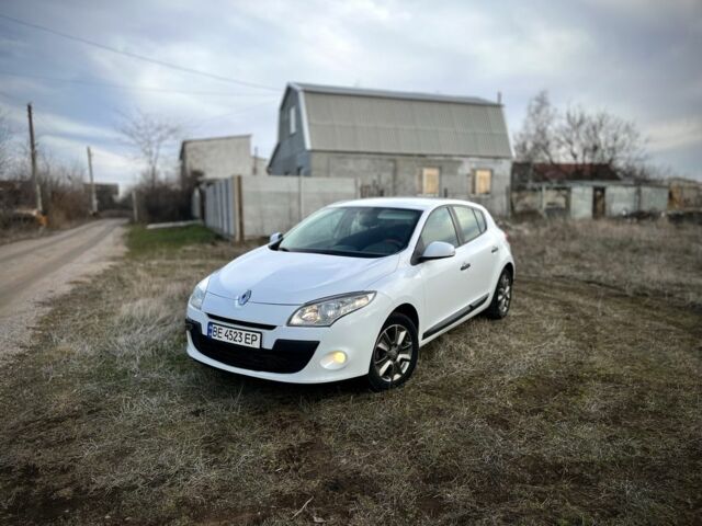 Белый Рено Меган, объемом двигателя 1.5 л и пробегом 350 тыс. км за 4800 $, фото 1 на Automoto.ua