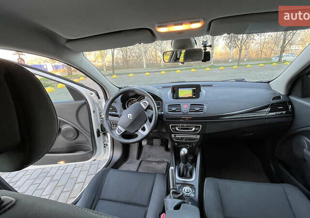 Білий Рено Меган, об'ємом двигуна 1.46 л та пробігом 250 тис. км за 7700 $, фото 17 на Automoto.ua