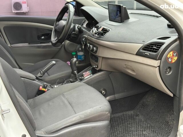 Белый Рено Меган, объемом двигателя 1.5 л и пробегом 275 тыс. км за 6440 $, фото 19 на Automoto.ua