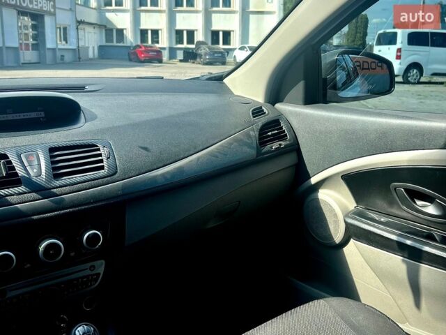 Білий Рено Меган, об'ємом двигуна 1.46 л та пробігом 237 тис. км за 6500 $, фото 12 на Automoto.ua