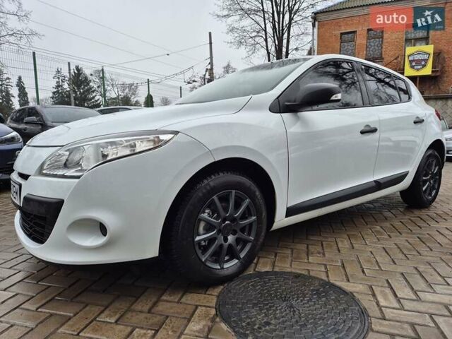 Белый Рено Меган, объемом двигателя 1.6 л и пробегом 175 тыс. км за 7800 $, фото 11 на Automoto.ua