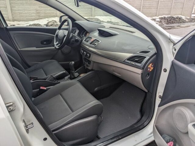 Белый Рено Меган, объемом двигателя 1.5 л и пробегом 260 тыс. км за 6400 $, фото 5 на Automoto.ua