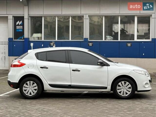 Белый Рено Меган, объемом двигателя 1.5 л и пробегом 275 тыс. км за 6440 $, фото 3 на Automoto.ua