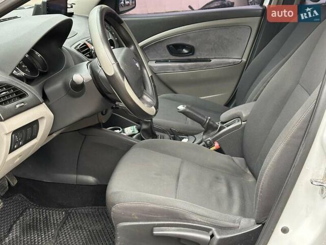 Белый Рено Меган, объемом двигателя 1.5 л и пробегом 275 тыс. км за 6440 $, фото 8 на Automoto.ua