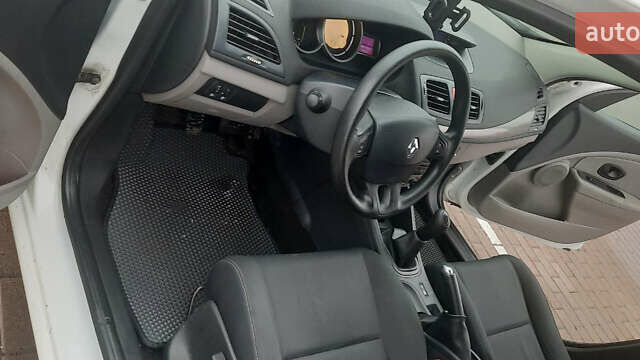 Белый Рено Меган, объемом двигателя 1.5 л и пробегом 306 тыс. км за 6499 $, фото 5 на Automoto.ua