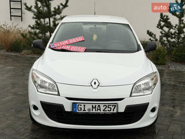 Белый Рено Меган, объемом двигателя 1.6 л и пробегом 198 тыс. км за 6200 $, фото 8 на Automoto.ua