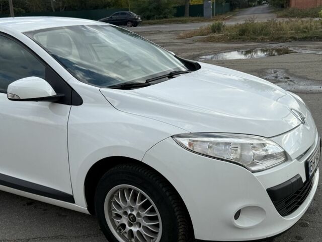 Белый Рено Меган, объемом двигателя 1.5 л и пробегом 275 тыс. км за 6600 $, фото 4 на Automoto.ua