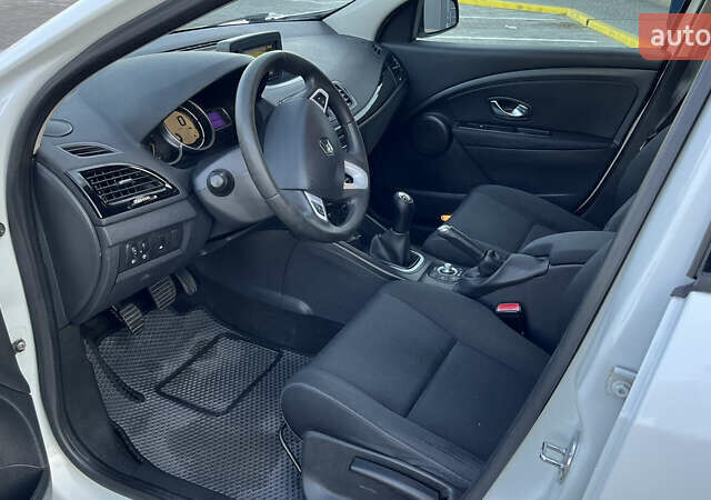 Білий Рено Меган, об'ємом двигуна 1.46 л та пробігом 250 тис. км за 7700 $, фото 12 на Automoto.ua