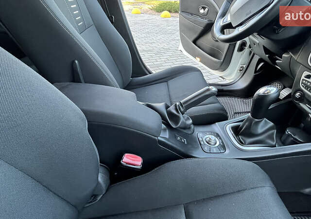 Білий Рено Меган, об'ємом двигуна 1.46 л та пробігом 250 тис. км за 7700 $, фото 20 на Automoto.ua