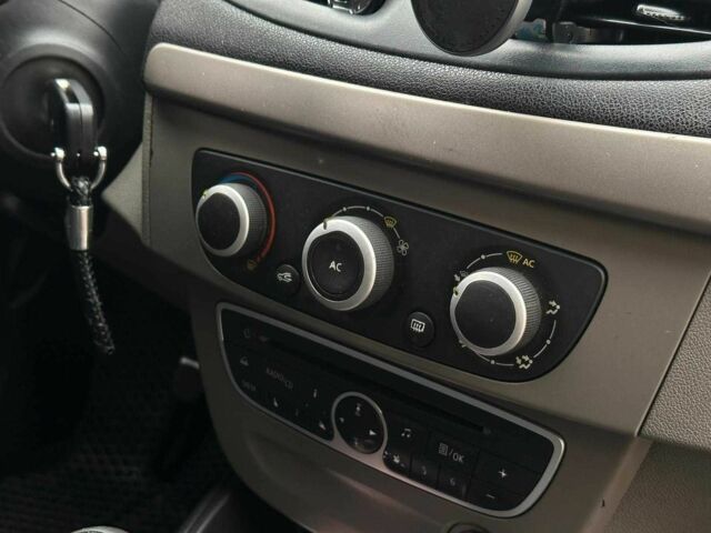 Белый Рено Меган, объемом двигателя 1.5 л и пробегом 275 тыс. км за 6440 $, фото 21 на Automoto.ua