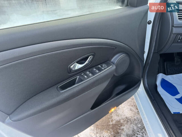 Білий Рено Меган, об'ємом двигуна 1.6 л та пробігом 139 тис. км за 7600 $, фото 41 на Automoto.ua