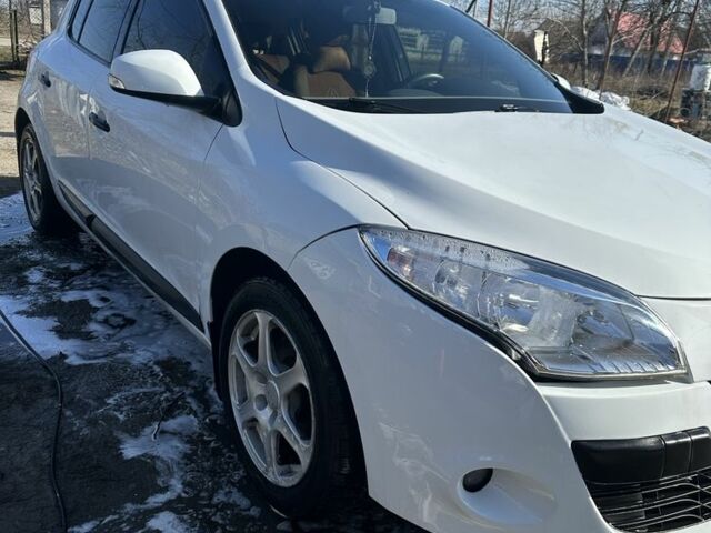 Белый Рено Меган, объемом двигателя 1.5 л и пробегом 257 тыс. км за 5700 $, фото 1 на Automoto.ua