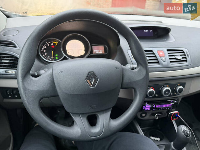 Белый Рено Меган, объемом двигателя 1.6 л и пробегом 198 тыс. км за 6200 $, фото 16 на Automoto.ua