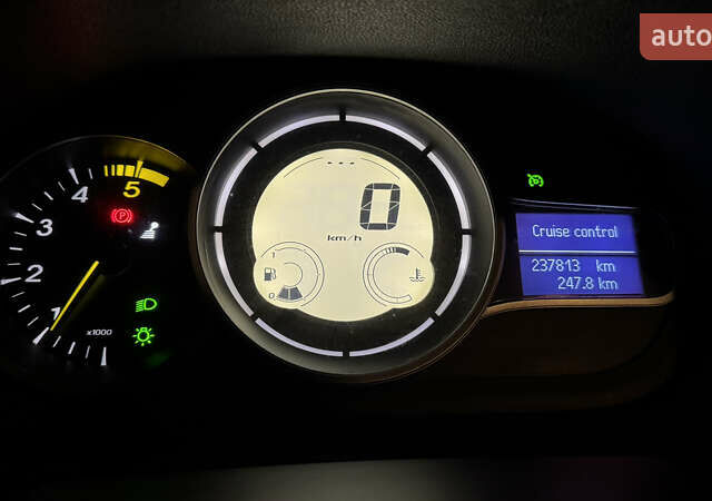 Білий Рено Меган, об'ємом двигуна 1.46 л та пробігом 250 тис. км за 7700 $, фото 22 на Automoto.ua