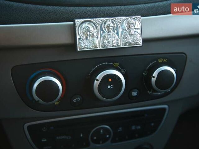 Белый Рено Меган, объемом двигателя 1.6 л и пробегом 211 тыс. км за 6700 $, фото 8 на Automoto.ua