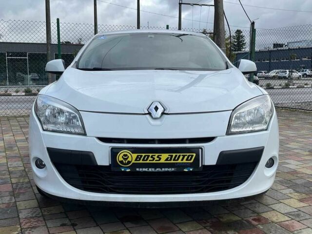 Белый Рено Меган, объемом двигателя 1.4 л и пробегом 198 тыс. км за 5900 $, фото 1 на Automoto.ua