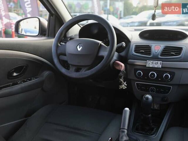 Белый Рено Меган, объемом двигателя 1.6 л и пробегом 211 тыс. км за 6700 $, фото 11 на Automoto.ua