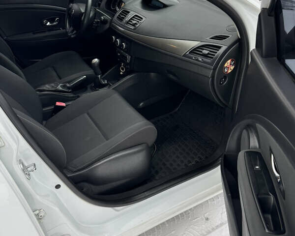 Білий Рено Меган, об'ємом двигуна 1.46 л та пробігом 250 тис. км за 5350 $, фото 14 на Automoto.ua