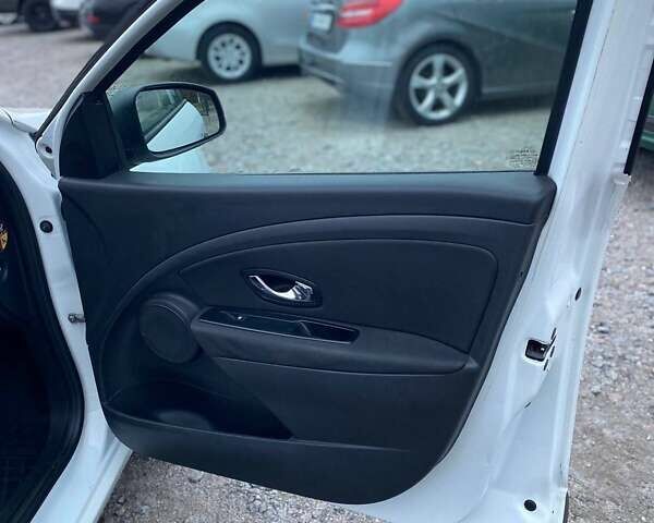 Белый Рено Меган, объемом двигателя 1.46 л и пробегом 230 тыс. км за 7400 $, фото 14 на Automoto.ua