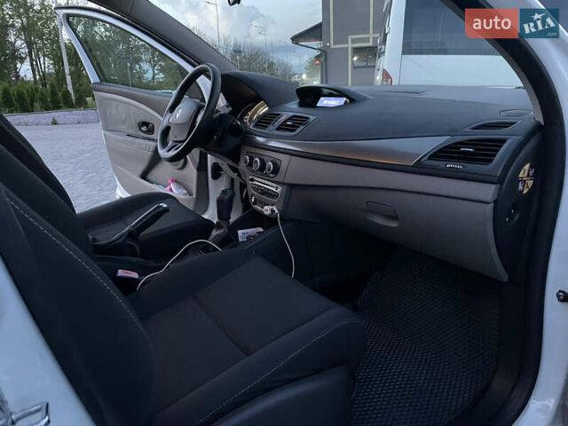 Белый Рено Меган, объемом двигателя 1.46 л и пробегом 296 тыс. км за 7300 $, фото 7 на Automoto.ua