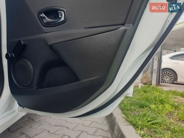Белый Рено Меган, объемом двигателя 1.46 л и пробегом 250 тыс. км за 7700 $, фото 21 на Automoto.ua