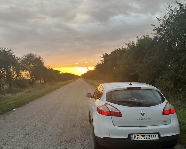 Белый Рено Меган, объемом двигателя 1.5 л и пробегом 309 тыс. км за 7800 $, фото 9 на Automoto.ua