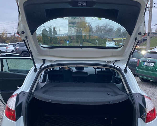 Белый Рено Меган, объемом двигателя 1.46 л и пробегом 230 тыс. км за 7400 $, фото 13 на Automoto.ua