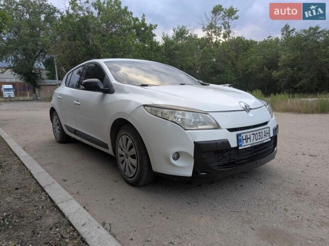 Белый Рено Меган, объемом двигателя 1.5 л и пробегом 270 тыс. км за 4500 $, фото 1 на Automoto.ua