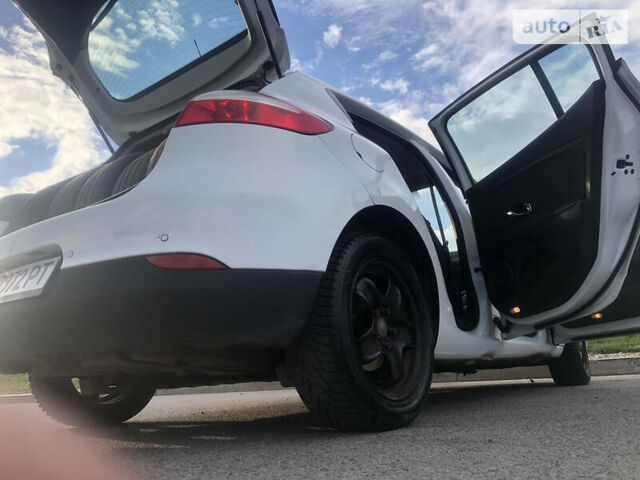 Белый Рено Меган, объемом двигателя 1.5 л и пробегом 309 тыс. км за 7800 $, фото 17 на Automoto.ua