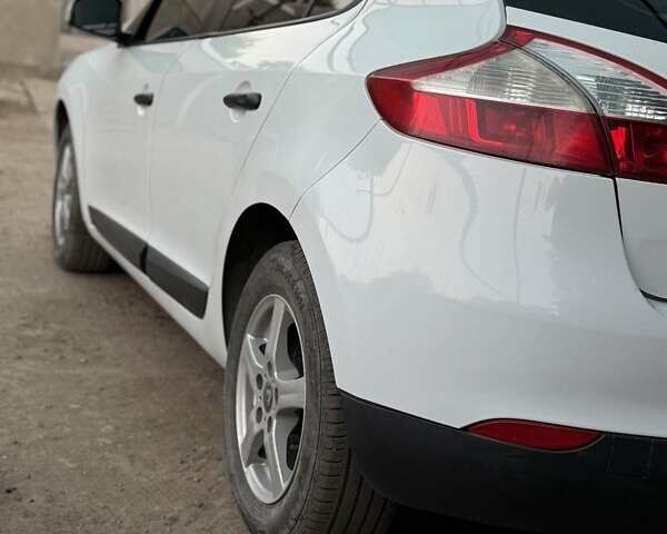 Білий Рено Меган, об'ємом двигуна 1.46 л та пробігом 241 тис. км за 7800 $, фото 5 на Automoto.ua