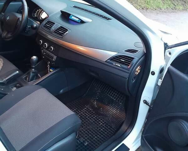 Белый Рено Меган, объемом двигателя 1.6 л и пробегом 207 тыс. км за 6400 $, фото 13 на Automoto.ua