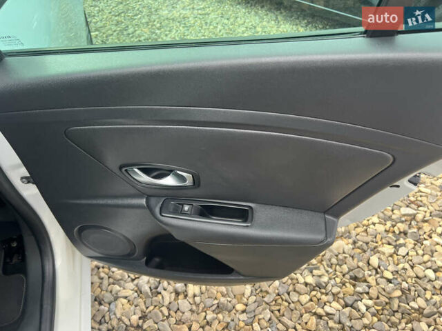 Белый Рено Меган, объемом двигателя 1.5 л и пробегом 231 тыс. км за 6999 $, фото 24 на Automoto.ua