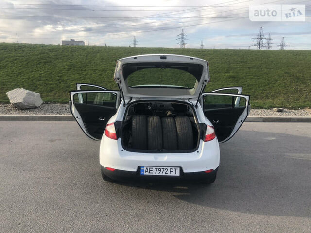 Белый Рено Меган, объемом двигателя 1.5 л и пробегом 309 тыс. км за 7800 $, фото 22 на Automoto.ua