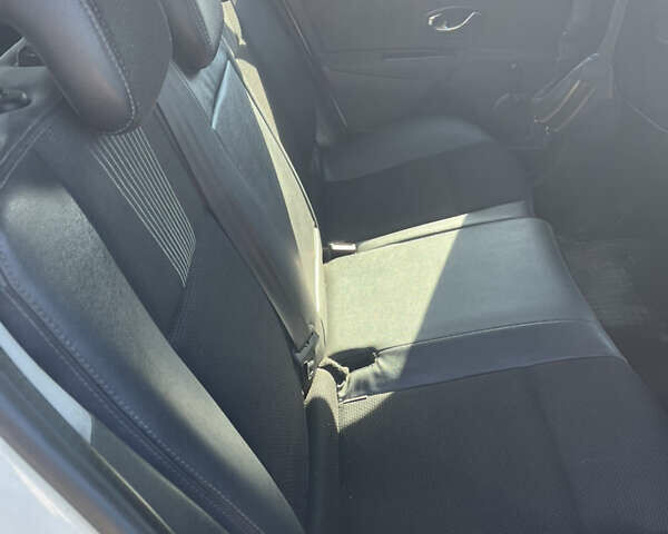 Белый Рено Меган, объемом двигателя 1.5 л и пробегом 280 тыс. км за 4900 $, фото 5 на Automoto.ua