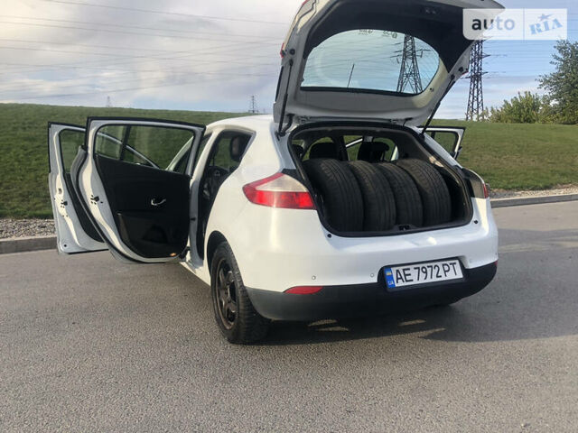 Белый Рено Меган, объемом двигателя 1.5 л и пробегом 312 тыс. км за 7572 $, фото 23 на Automoto.ua