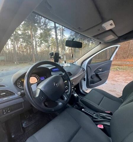 Белый Рено Меган, объемом двигателя 1.5 л и пробегом 251 тыс. км за 6800 $, фото 12 на Automoto.ua