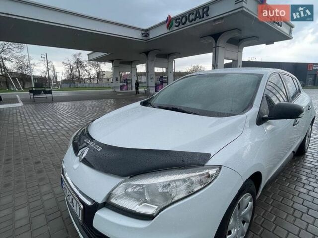 Белый Рено Меган, объемом двигателя 1.5 л и пробегом 350 тыс. км за 5300 $, фото 3 на Automoto.ua