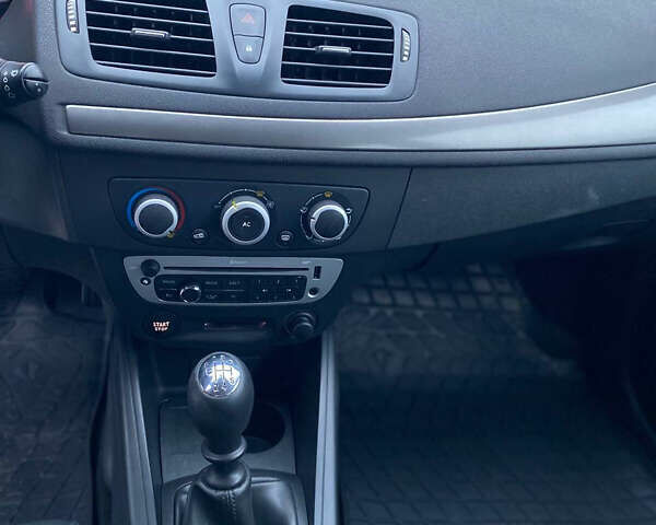 Белый Рено Меган, объемом двигателя 1.46 л и пробегом 230 тыс. км за 7400 $, фото 9 на Automoto.ua