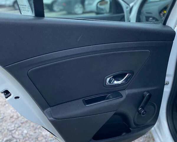 Белый Рено Меган, объемом двигателя 1.46 л и пробегом 230 тыс. км за 7400 $, фото 12 на Automoto.ua