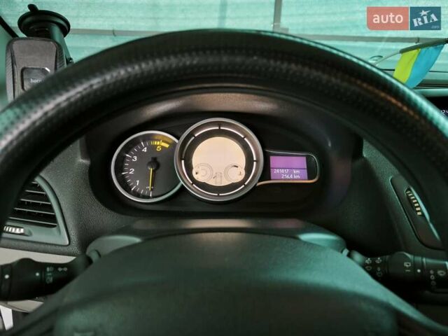 Білий Рено Меган, об'ємом двигуна 1.46 л та пробігом 241 тис. км за 7800 $, фото 9 на Automoto.ua