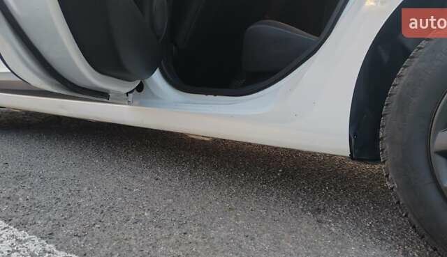 Белый Рено Меган, объемом двигателя 1.5 л и пробегом 330 тыс. км за 7500 $, фото 18 на Automoto.ua