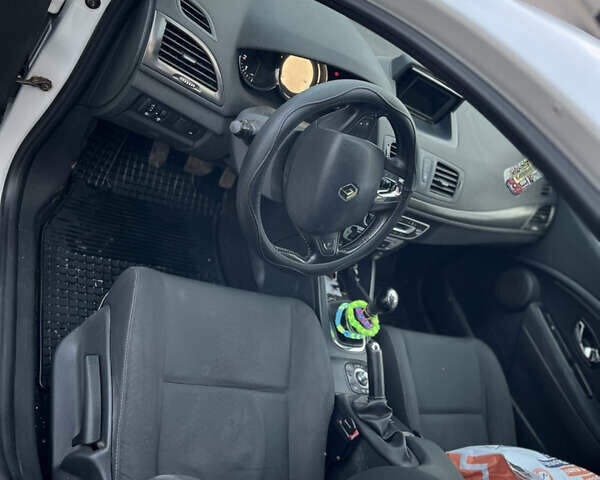 Рено Меган 2013 в Кривом Роге на Automoto.ua Белый Рено Меган, объемом двигателя 1.46 л и пробегом 264 тыс. км за 7700 $, фото 11 на Automoto.ua