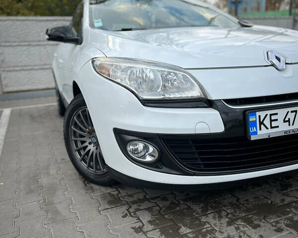 Рено Меган 2013 в Кривом Роге на Automoto.ua Белый Рено Меган, объемом двигателя 1.46 л и пробегом 264 тыс. км за 7700 $, фото 3 на Automoto.ua