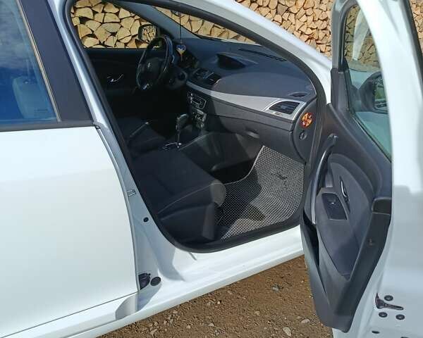 Белый Рено Меган, объемом двигателя 1.5 л и пробегом 250 тыс. км за 5700 $, фото 8 на Automoto.ua