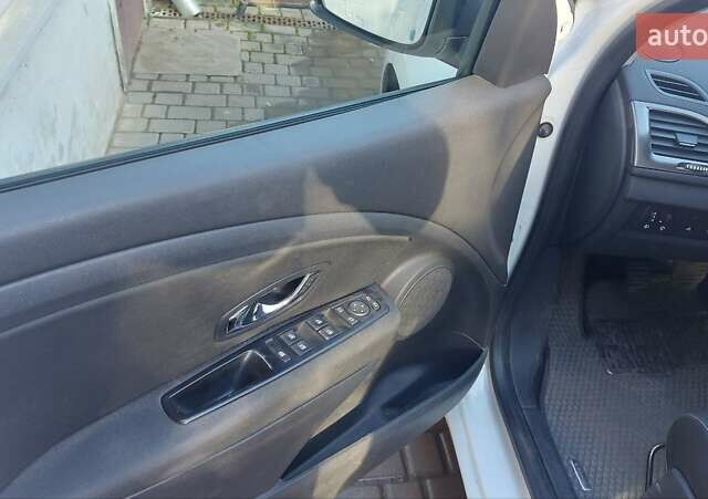 Белый Рено Меган, объемом двигателя 1.5 л и пробегом 314 тыс. км за 8000 $, фото 5 на Automoto.ua