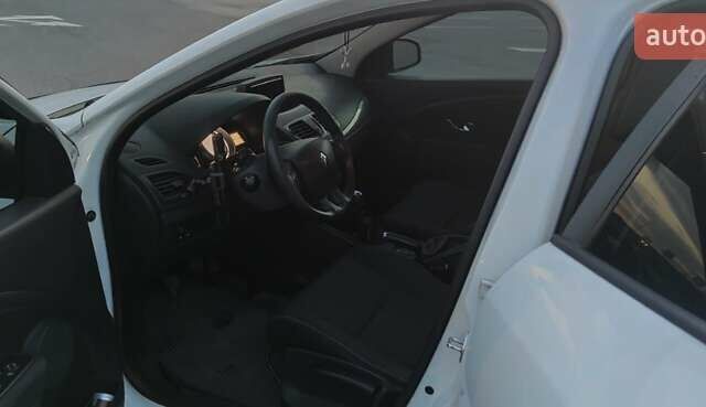 Белый Рено Меган, объемом двигателя 1.5 л и пробегом 330 тыс. км за 7500 $, фото 11 на Automoto.ua