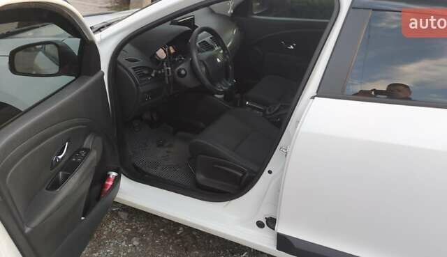 Белый Рено Меган, объемом двигателя 1.5 л и пробегом 330 тыс. км за 7500 $, фото 19 на Automoto.ua