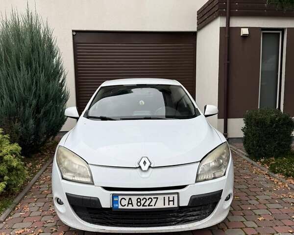 Белый Рено Меган, объемом двигателя 1.5 л и пробегом 230 тыс. км за 4500 $, фото 4 на Automoto.ua