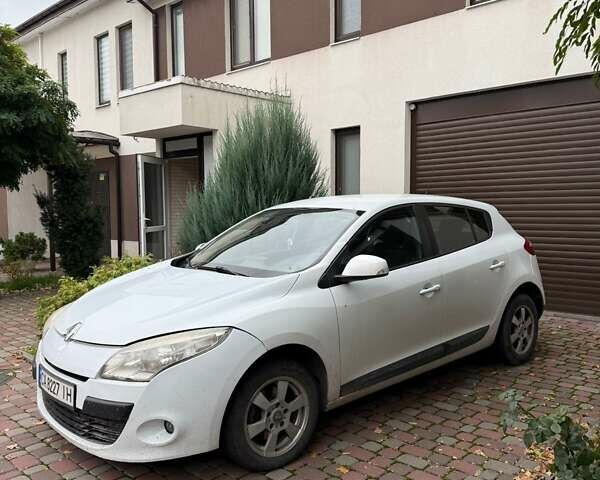 Белый Рено Меган, объемом двигателя 1.5 л и пробегом 230 тыс. км за 4500 $, фото 2 на Automoto.ua